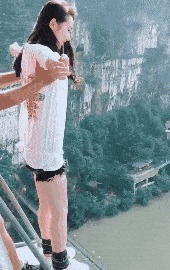 |搞笑GIF趣图:在迪拜,人们这样运输爱车,涨姿势了