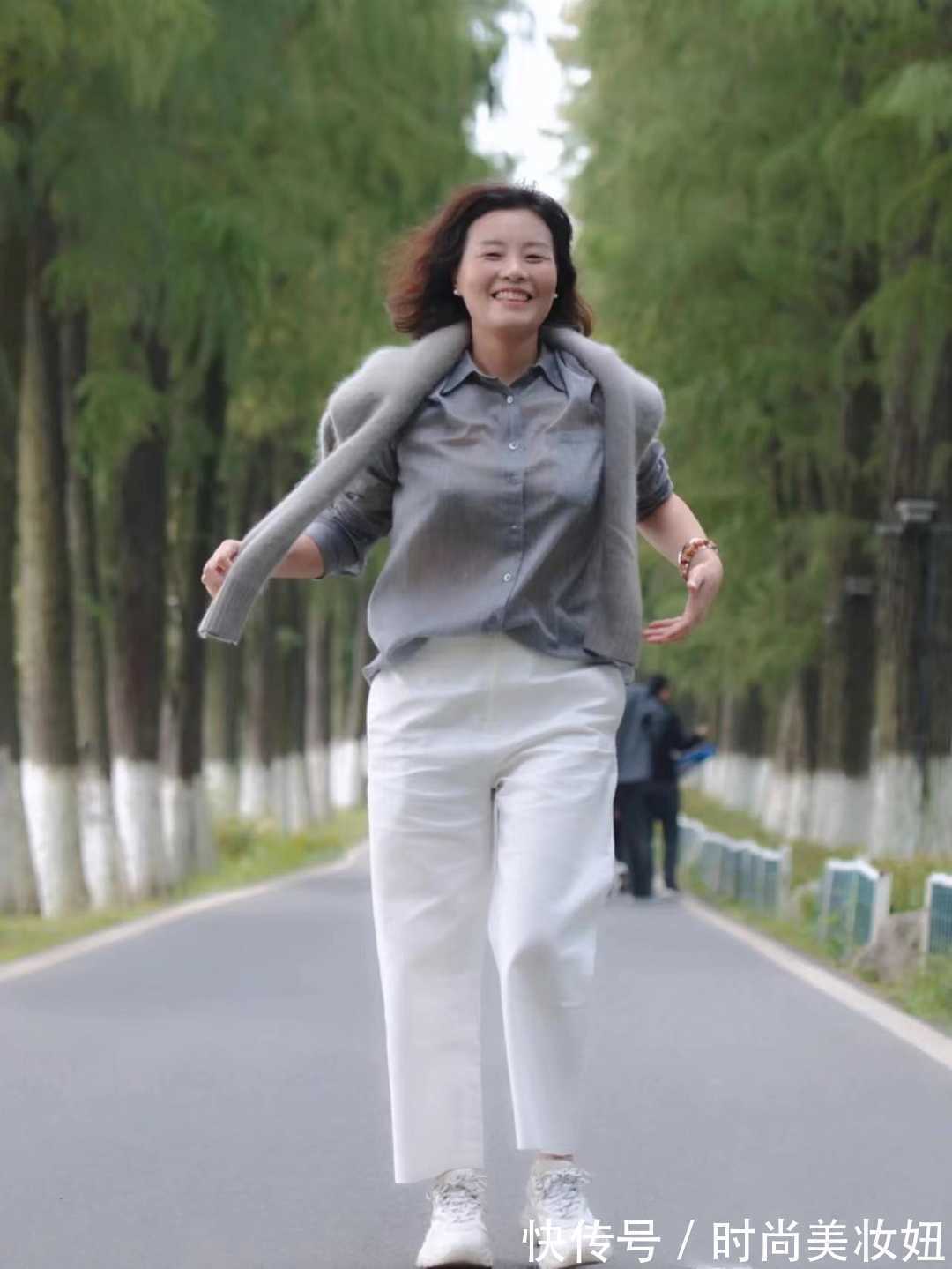 穿搭|40、50岁的女人,建议多穿灰色衣服,简洁高级又能提升气质