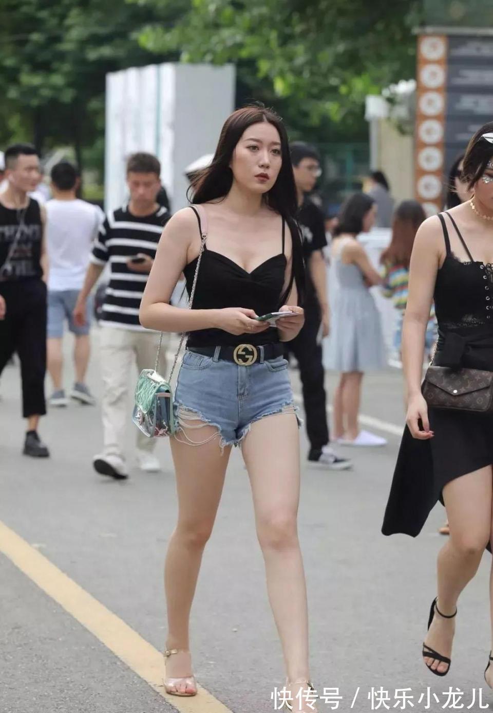 性感|气质美女秀自拍，小碎花连衣裙搭配小红鞋，像一只小蝴蝶飞过一样