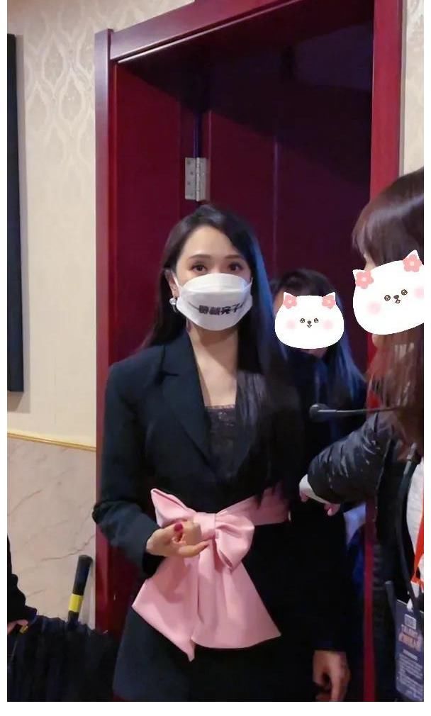 《點(diǎn)贊！達(dá)人秀》首次錄制，謝霆鋒休息室對(duì)聯(lián)火了