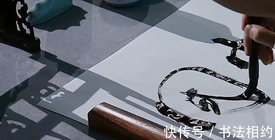 精绝#李玉刚秀书法,潇洒俊朗,行云流水,字如其人,网友:这是功夫字