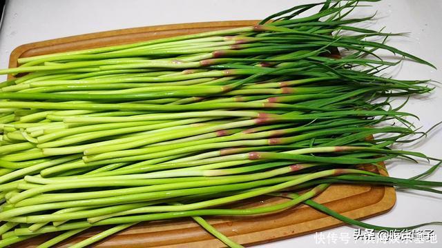  一样是蒜苔，“绿头”和“红头”有啥区别？老菜农告诉你正确答案