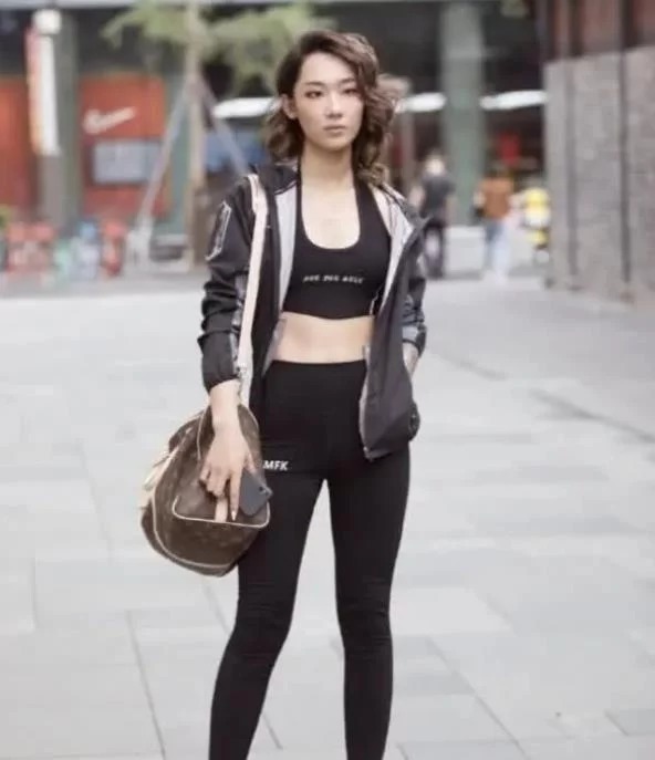 街拍:貌美如花的美女,身穿白色的连衣裙,甜美可爱