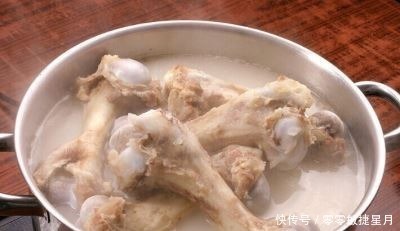 炖骨头汤,切记不要只加水,教你饭店不外传做法,汤鲜肉香无腥味!