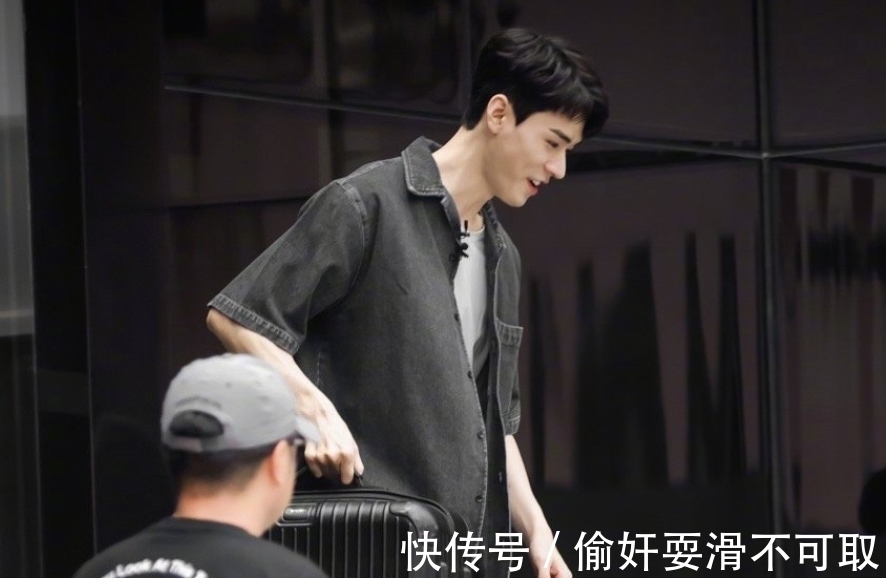 中餐厅5|龚俊录《中餐厅》被曝路透,手上拿的东西瞬间引关注,粉丝笑翻了