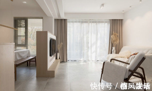 墙面|这对夫妻很有远见,买下120平复式小楼,客厅开阔还有双储物间