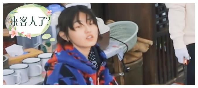 《向往5》迎来最辛劳嘉宾，给凉棚建屋顶，连补3次都漏水