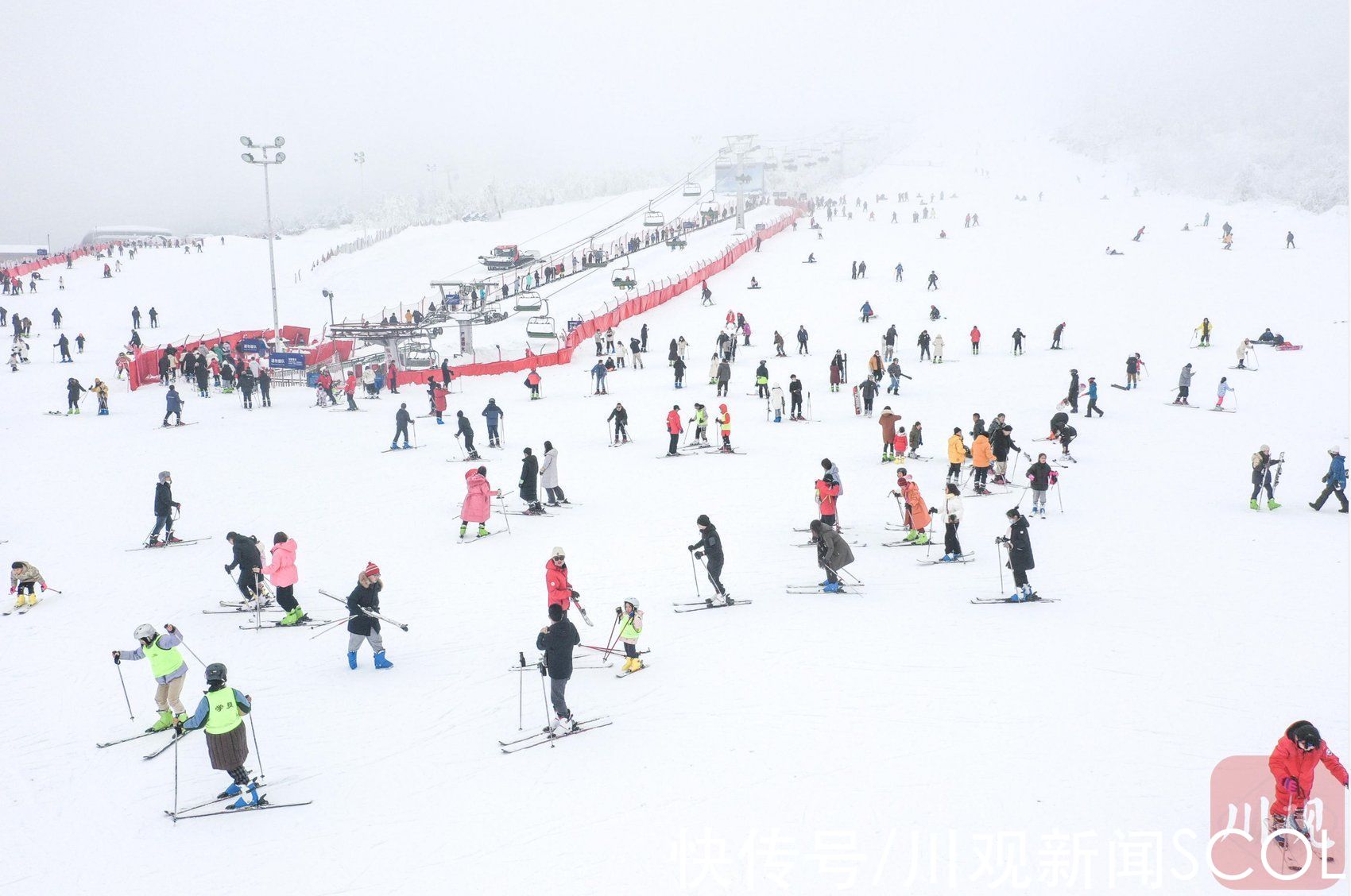 雪上“飞翔”，西岭雪山滑雪热|C视频 | 西岭雪山滑雪场