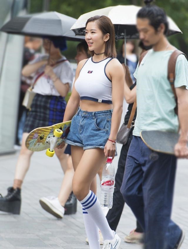 美女|滑板美女,运动服的搭配,穿着最美的运动风,展现活力之美!