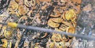 墓室!打开墓室门后,考古学家马上拨通政府电话:快派人来保护我们