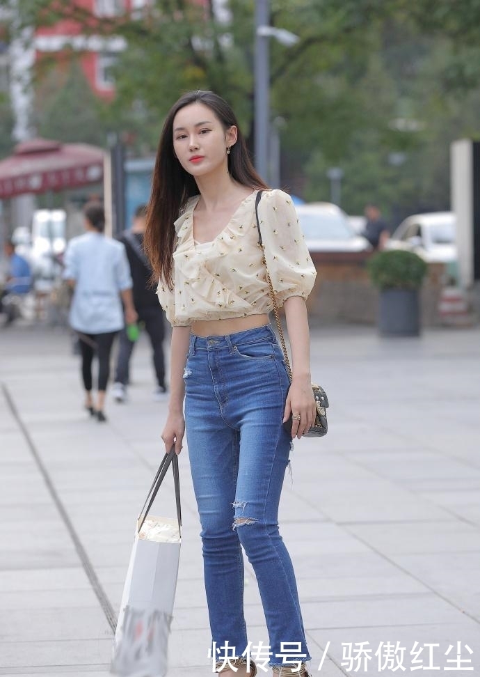 潮流|街拍:牛仔裤装扮很有味道,看起来更加的时尚潮流!