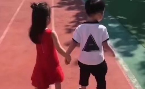 幼儿园|萌娃入园第二天成功“牵手”心仪女孩,网友:活得不如一个孩子!