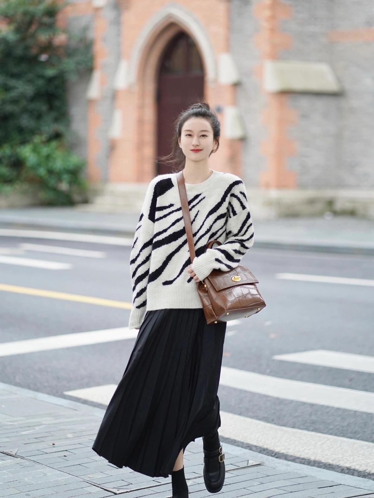 灰绿色 讲真,毛衣才是冬季穿搭的王者单品,柔软舒适又保暖,谁穿都好看