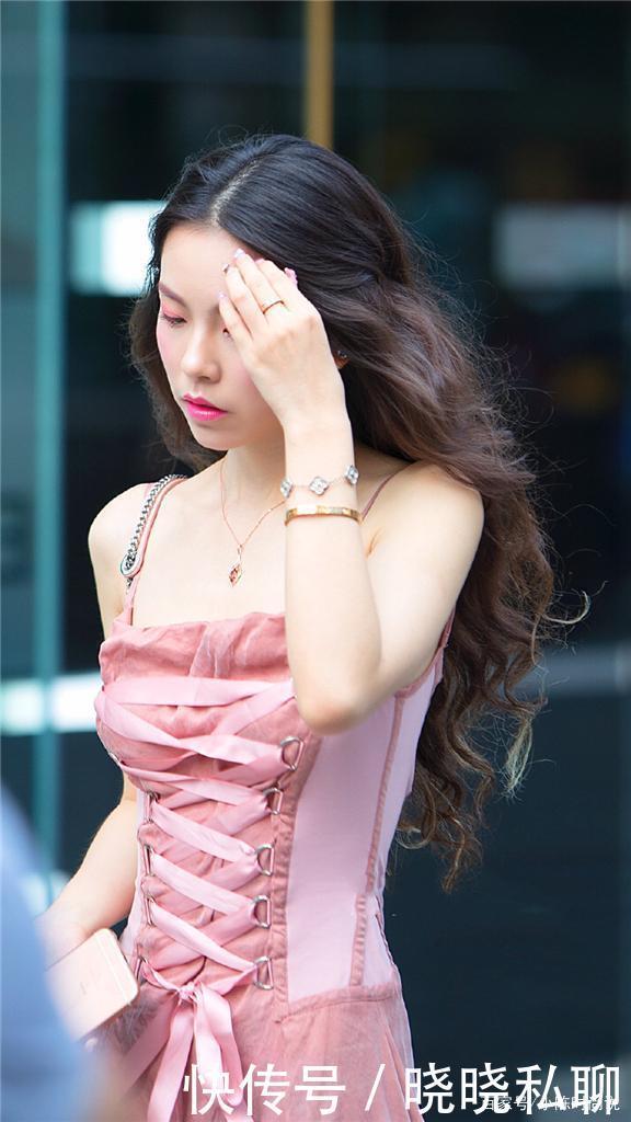 青春|粉色束腰长裙配凉拖鞋,青春靓丽,甜美可爱