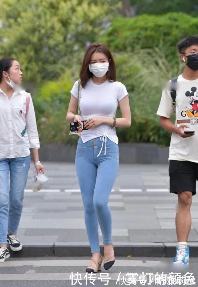 牛仔裤 年轻女孩属实会“玩”,牛仔裤穿出“无痕”的感觉,路人看懵了!