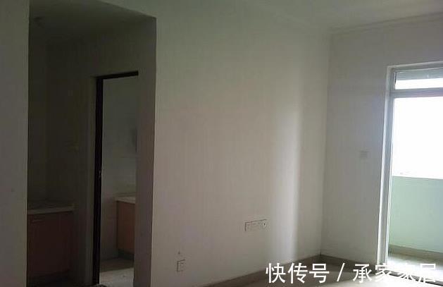 客厅|46平的公租房，没有卧室床直接放客厅，保证你们没见过！