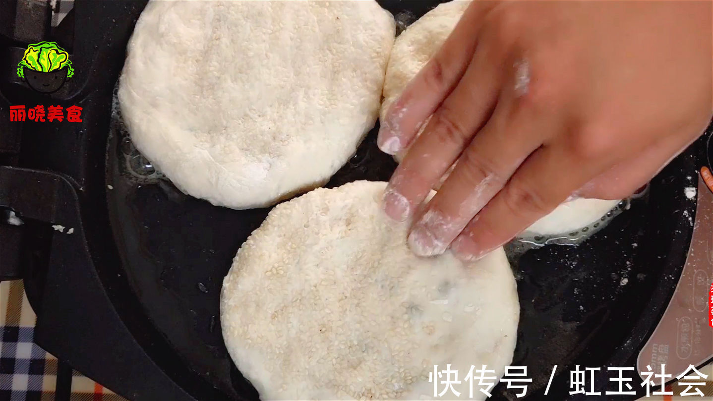 烙饼一定要软,别下手和面,教你凉了也不硬的葱花饼,真的太香了