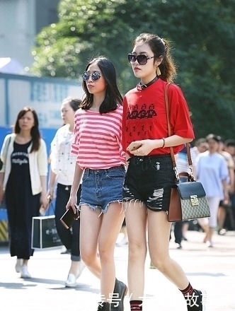 打扮|妩媚街拍:打扮修身得体的小姐姐,搭配上美丽妩媚性感大方!