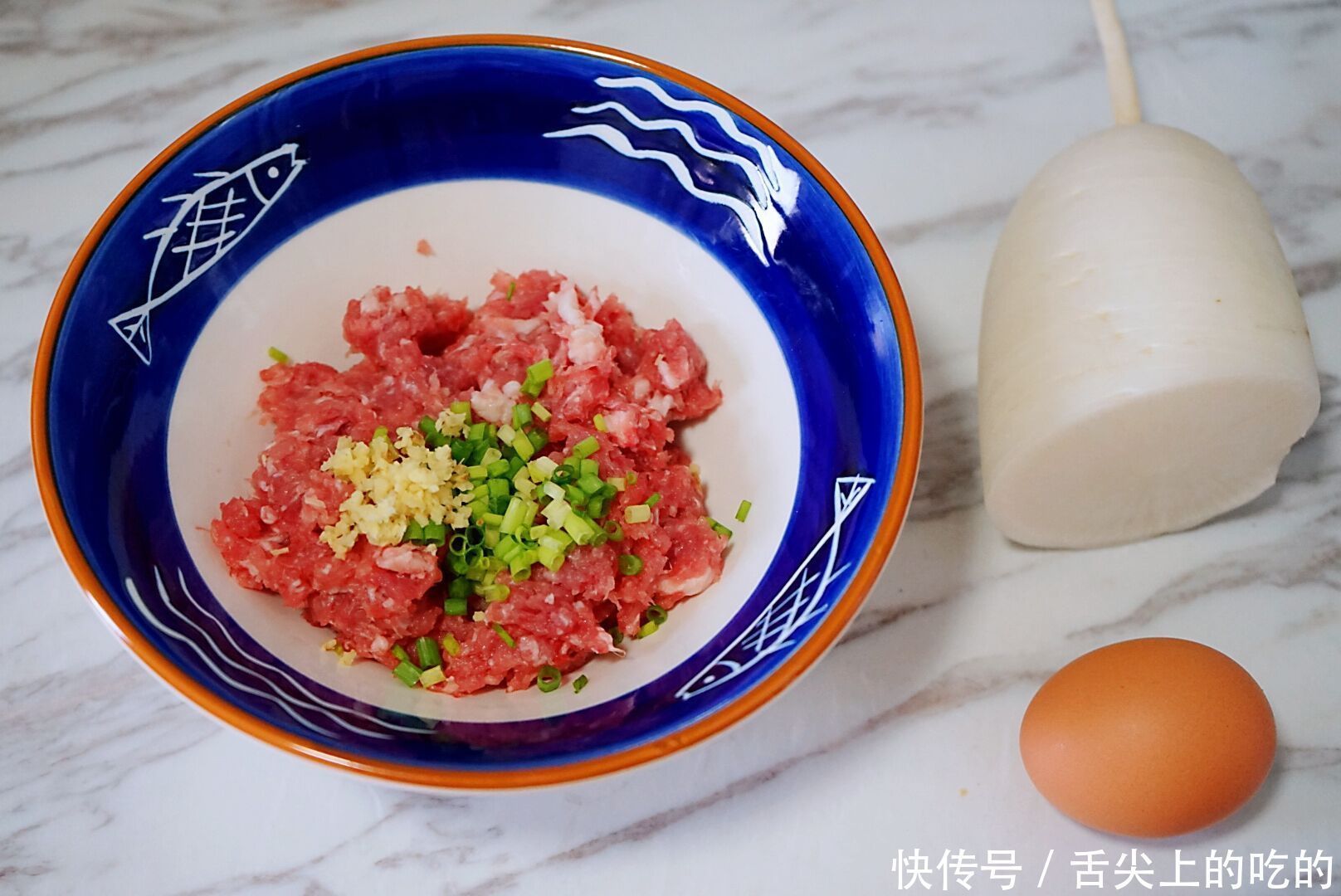 冬季时令菜，属白萝卜最清脆，做成水晶肉丸，香而不腻老少都爱吃