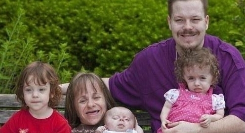 警告|全球身材最矮小的母亲仅70厘米,不听医生警告拿命生下三个孩子