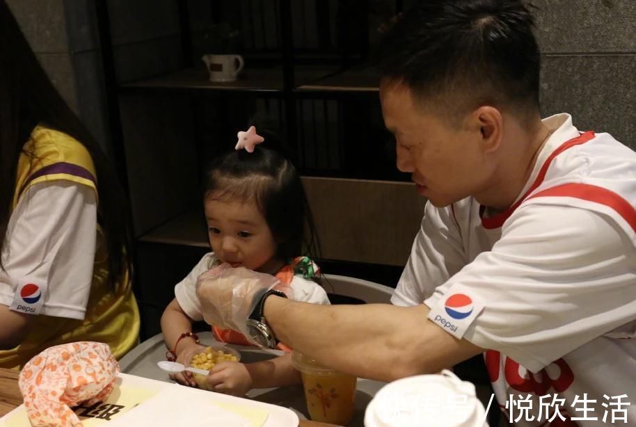 琪琪|爸爸带娃全程鼾声如雷，宝宝当面哭闹也叫不醒，网友：活着就好