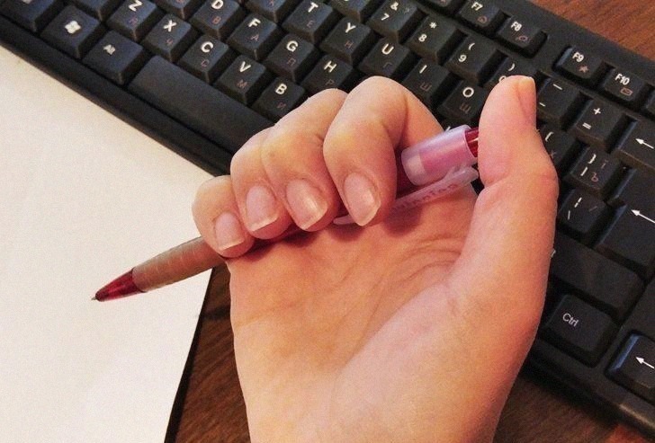 童年|16个你以前“一定做过”的蠢事,硬把磁铁吸起来就是童年