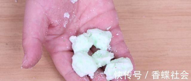 小东西|洗衣服时,水里丢几粒小东西,不管多脏都能干净如新,回家试试