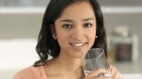 皮肤|上了年纪却不显老的人，通常会有这3个好习惯，看看你有吗？