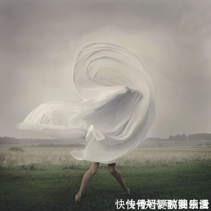 骑自行车|这画面真是绝了,女孩横躺在水里骑自行车,让人看上一眼就忘不了