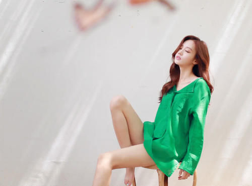 衬衫|清新脱俗孙允珠高挑身材绿色宽松V领雪纺衬衫