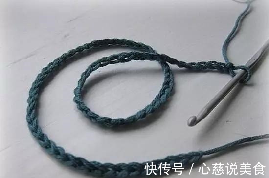 包包$55款超美的钩花包包,只要会钩不同的花,拼缝在一起,就能做出