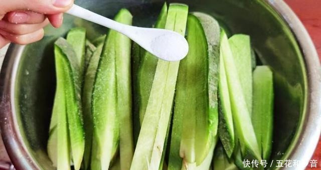 省事|冬天,遇到此菜别手软,一次买30斤,晒干腌起来,随吃随取特省事