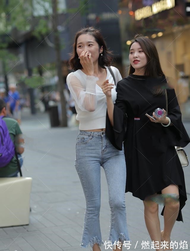 项链 白色V领拼接网纱长袖,简单又简约的服饰搭配上配饰就显得不一般