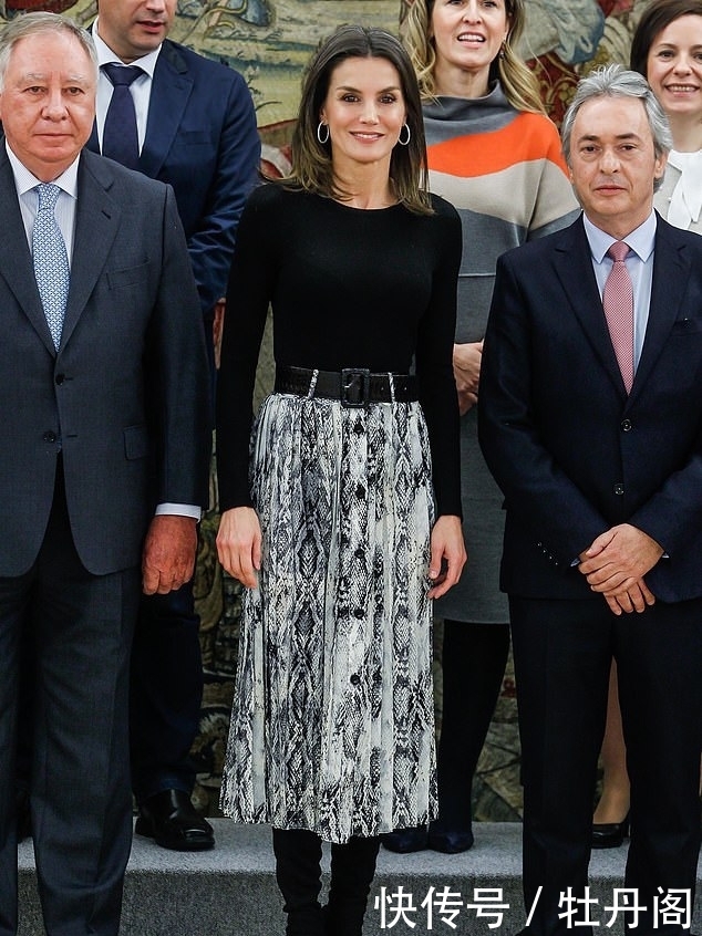西班牙王后“带货”能力真强!穿蛇皮纹长裙出席活动,又一次售罄