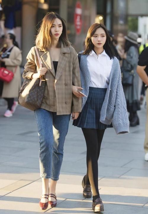 风格多样的牛仔裤，让女孩们可以穿出各种美丽