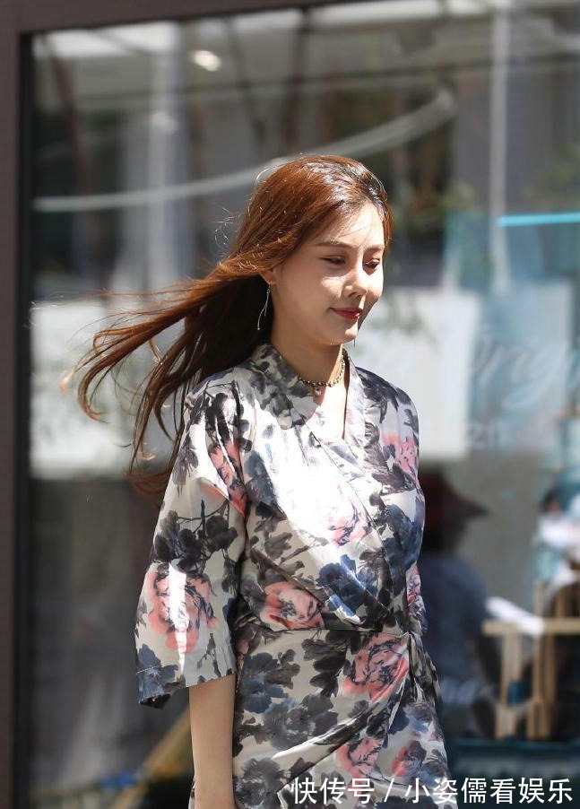 紧身|干净清爽的波点吊带裙，简单大方又显瘦，让你轻松美过同龄人