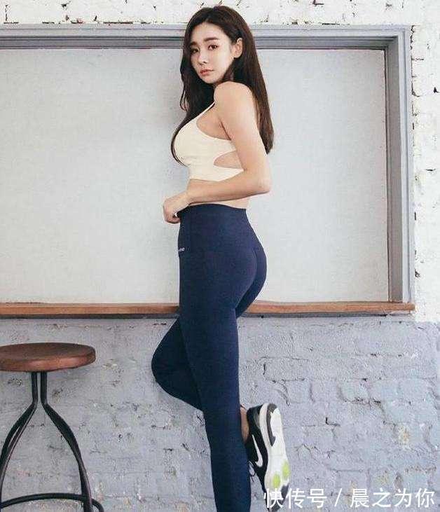 都市丽人 打底裤的设计,展示女性的青春活力,勾勒出动人曲线,尽显女人味