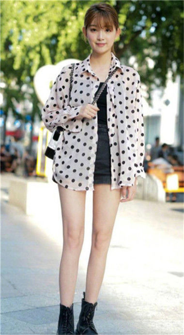 短裤|美女穿亮片吊带背心,搭配黑色短裤,看起来十分有气质