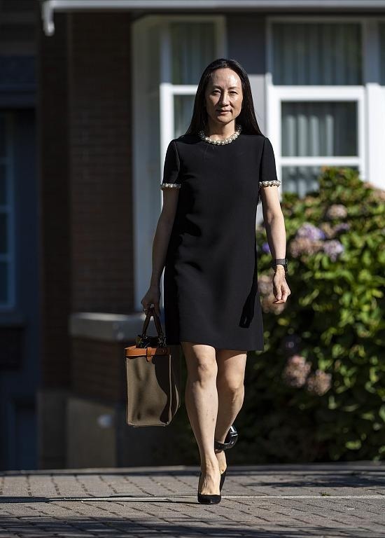 运动鞋|孟晚舟罕见咧嘴笑!扎头发无惧露发际线,穿“鸿星尔克”太抢镜