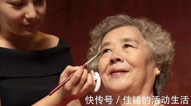 唇部 女人过了50岁,化妆品、护肤品不用买太多,日常有这几样就够了!