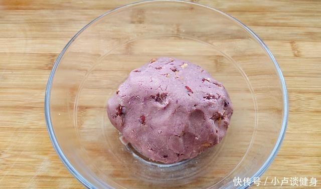 用粗粮简制的早餐,香甜可口,不发酵也松软,夏天我家三天两头做!