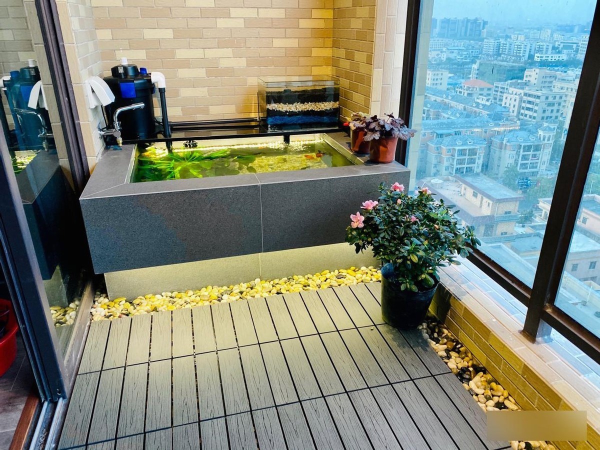 防水|住高层这么干,阳台窗前20公分,用红砖围一圈水池,养鱼种花都好