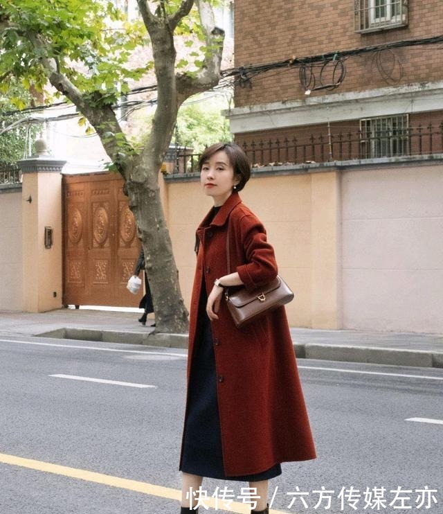 日常穿搭怎么穿才高级?没必要装嫩,简约的针织衫穿搭就很不错