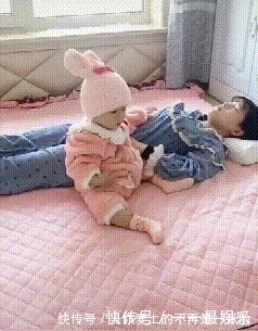 睡着|12个月大的宝宝哄312个月大的妈妈睡觉,哄睡动作熟练的让人心疼