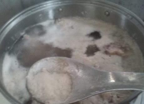 熬骨头汤时,一旦“水”用错了,汤不会浓稠也不会白,还腥味重!