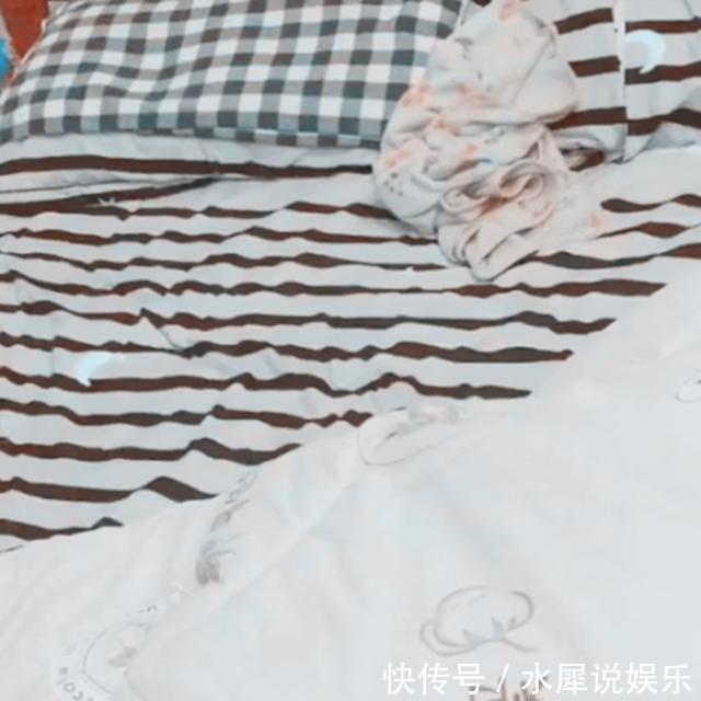 父女俩|宝妈半夜醒来没摸到孩子，急忙开灯后，父女俩的睡姿让她大呼佩服