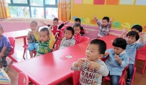 小朋友|孩子上了幼儿园,就不要再给他穿这几种“衣服”了,易伤孩子自尊