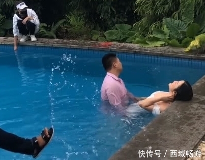 新娘|奇闻:新娘摆怪异姿势拍照,旁边有只脚不老实,成片后发现大问题