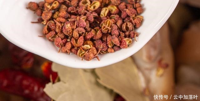 好吃到,笑出猪叫声的电饭煲菜,电饭煲焖猪蹄来了!