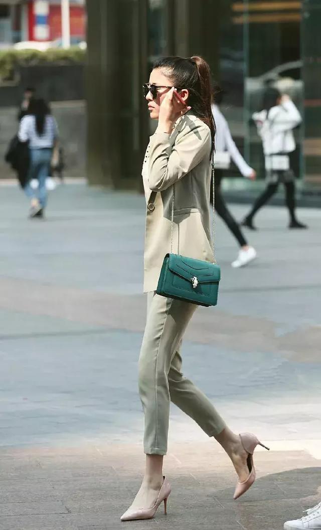 身材高挑|扎着高马尾的小姐姐,身穿套装,显示出一种十分帅酷的感觉